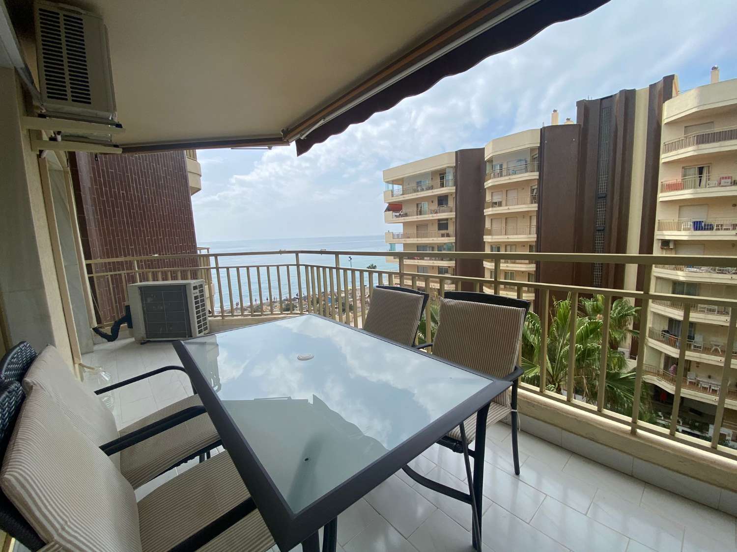 Prachtig appartement aan het strand met uitzicht op zee en een eigen terras
