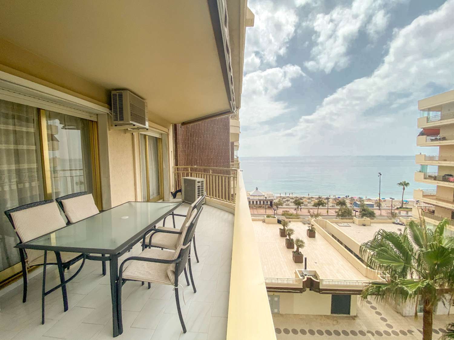 Prachtig appartement aan het strand met uitzicht op zee en een eigen terras