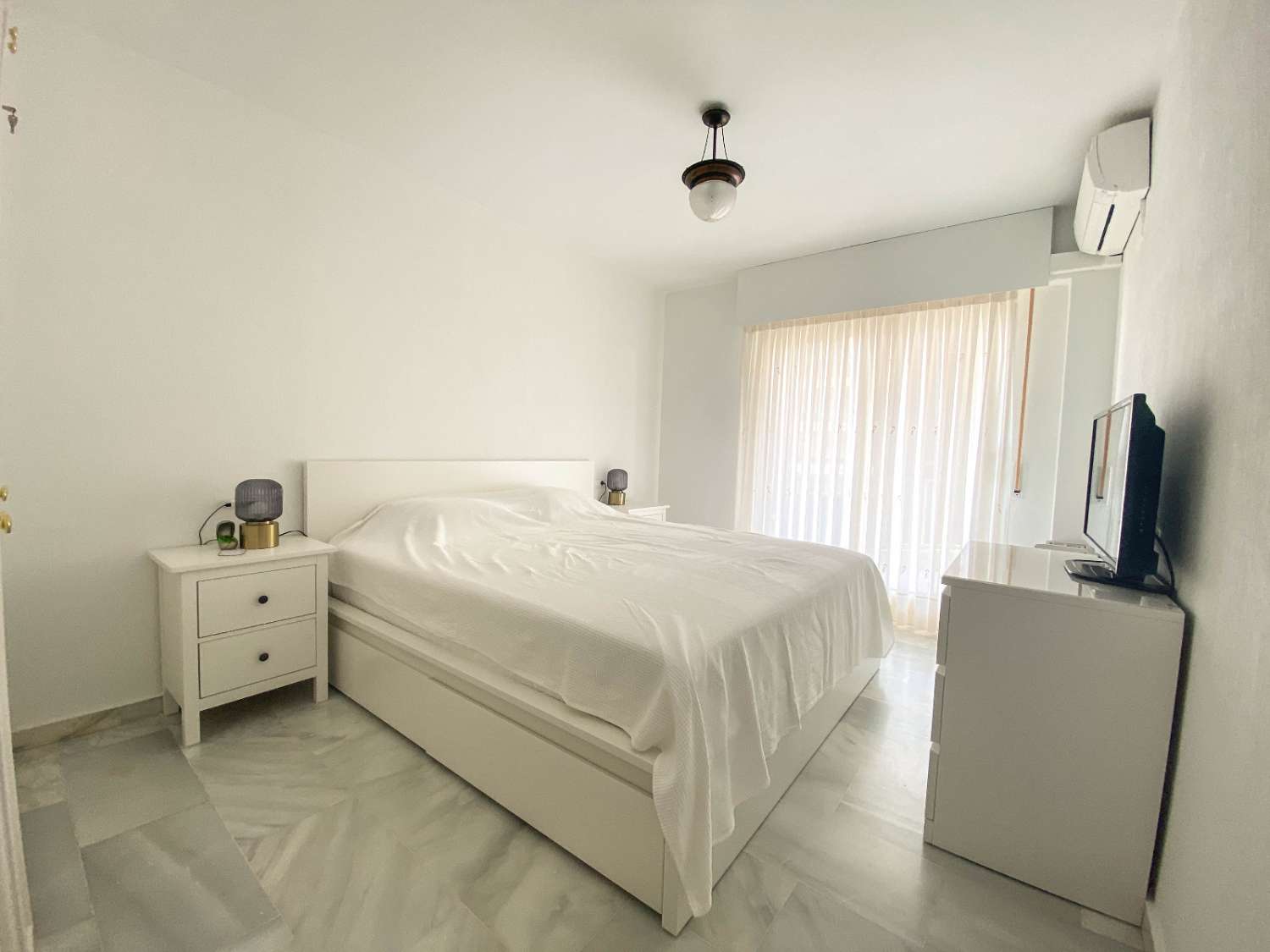 Espléndido apartamento en primera línea de playa con vistas al mar y terraza privada