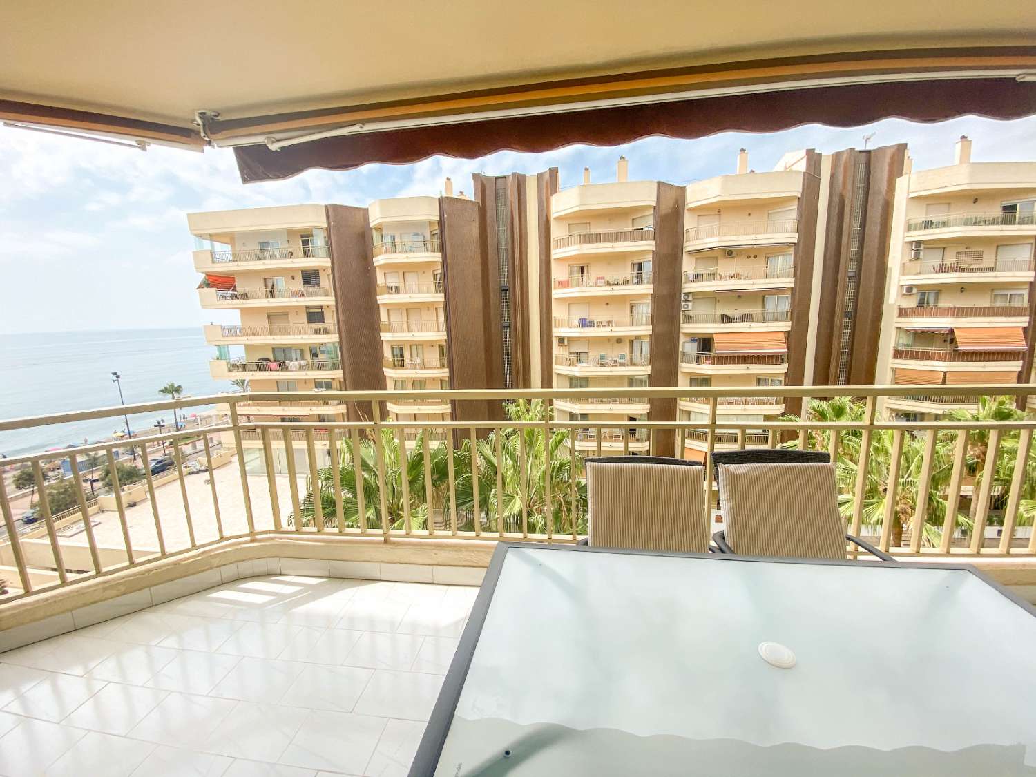 Espléndido apartamento en primera línea de playa con vistas al mar y terraza privada