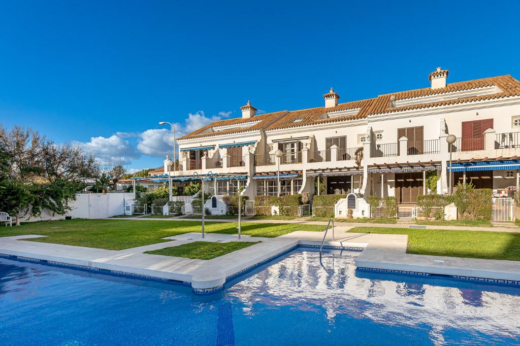 Flat with a swimming pool and terrace in Fuengirola, just a few metres from the sea