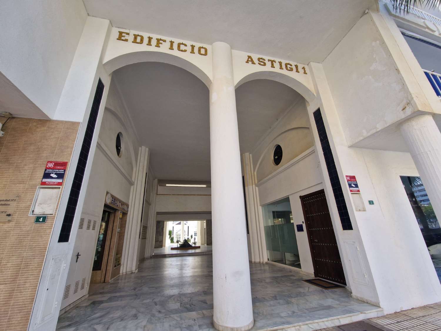 Flat with a swimming pool and terrace in Fuengirola, just a few metres from the sea