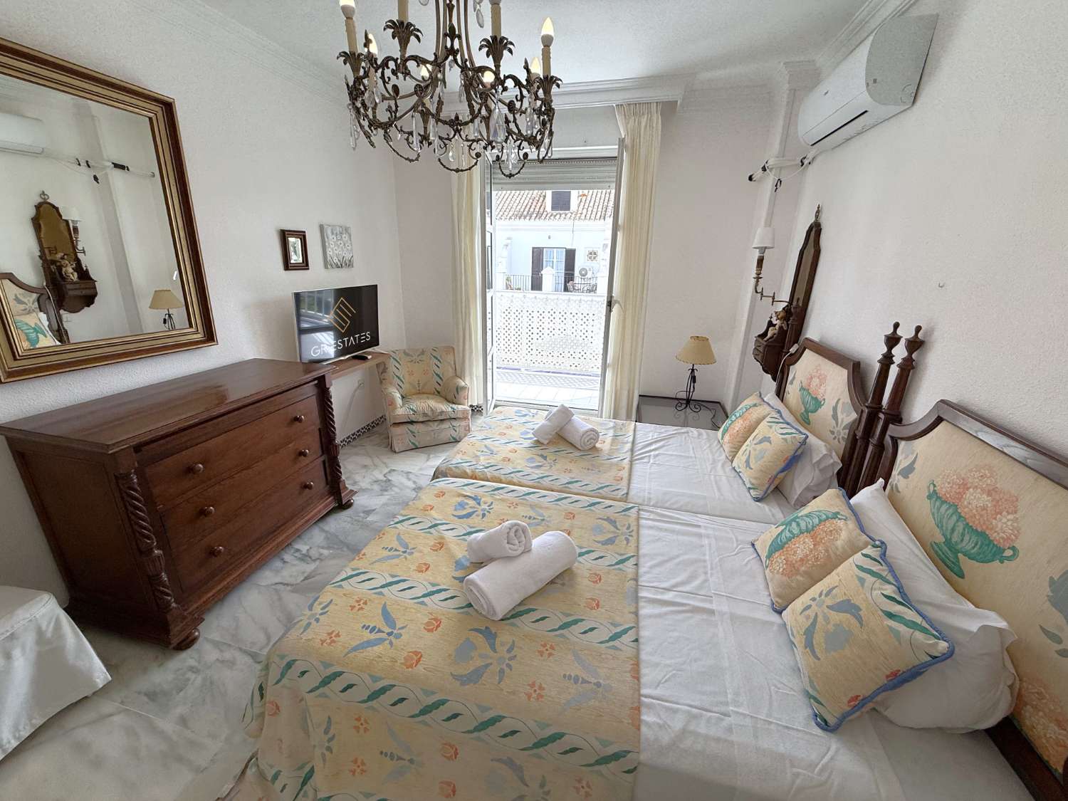 Flat with a swimming pool and terrace in Fuengirola, just a few metres from the sea