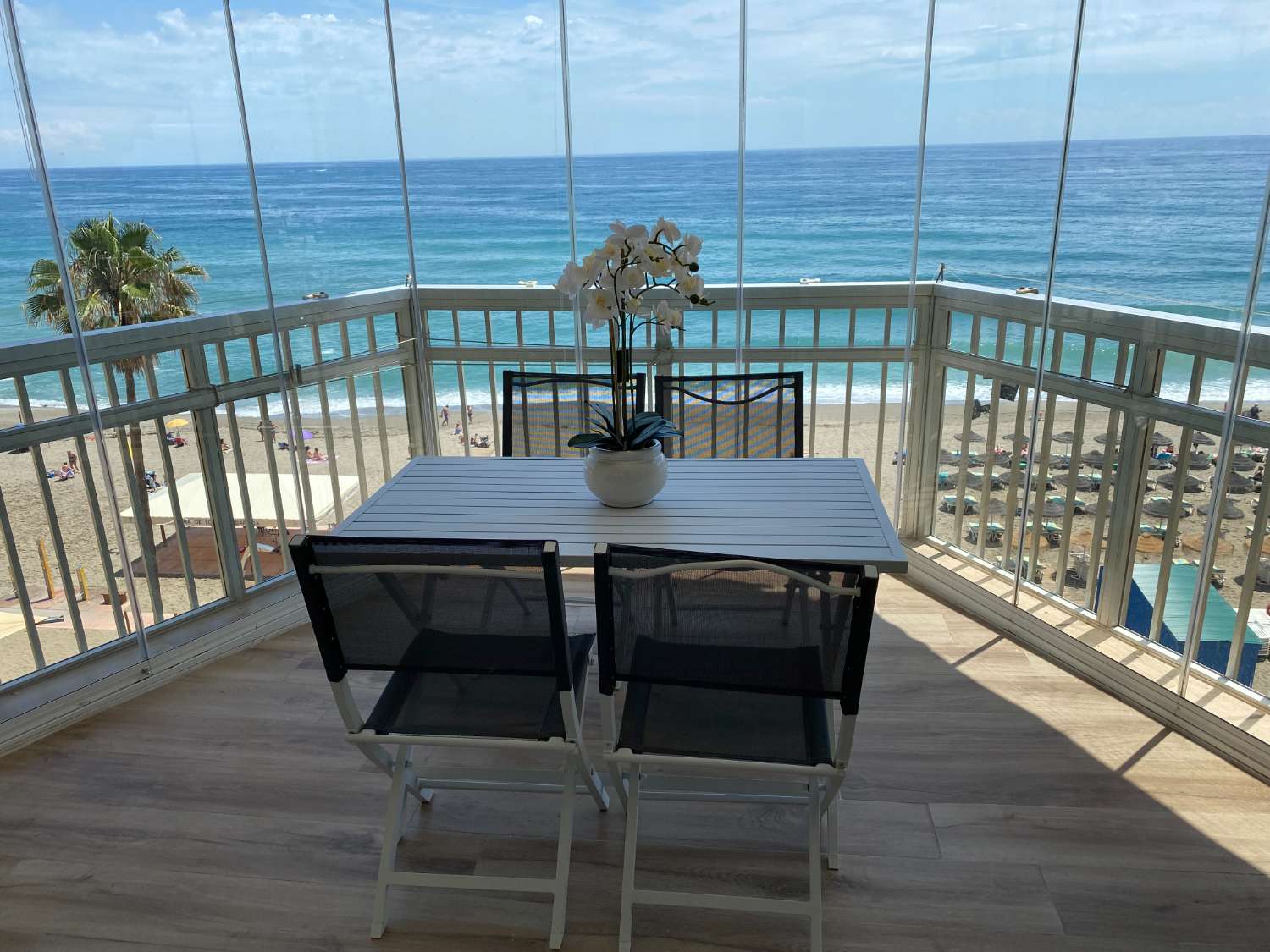 Utrolig renoveret lejlighed med panoramaudsigt over havet: Det perfekte hjem for strandelskere!&quot;