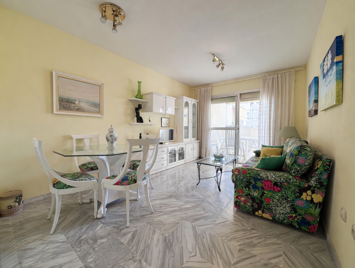 Piso luminoso con terraza, piscina y parking en Zona Sohail - Fuengirola