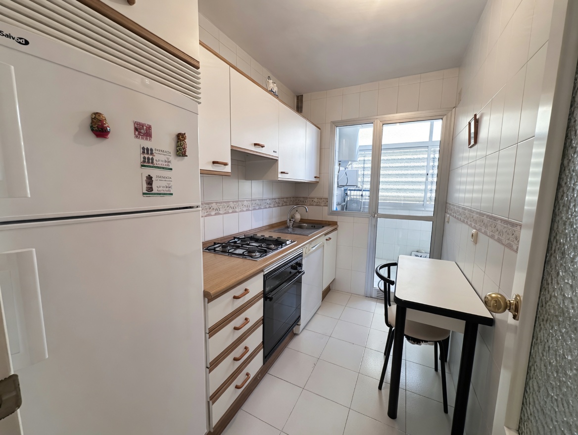 Piso luminoso con terraza, piscina y parking en Zona Sohail - Fuengirola