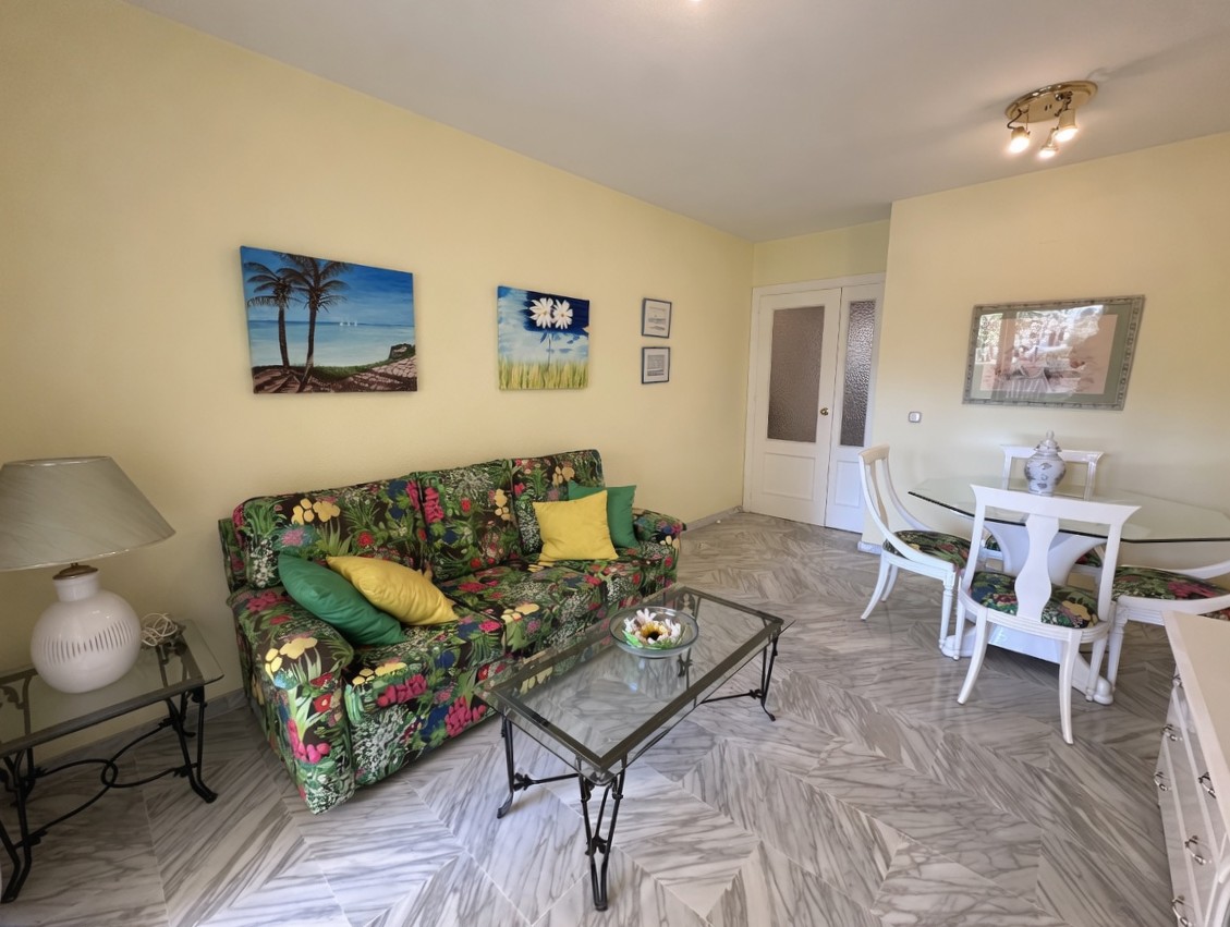 Piso luminoso con terraza, piscina y parking en Zona Sohail - Fuengirola