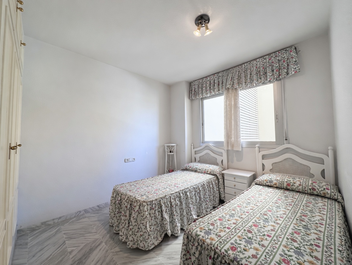 Piso luminoso con terraza, piscina y parking en Zona Sohail - Fuengirola
