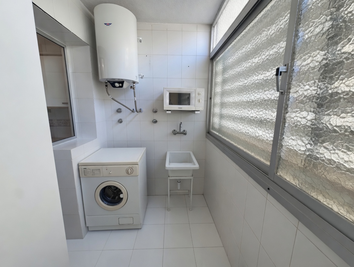 Piso luminoso con terraza, piscina y parking en Zona Sohail - Fuengirola