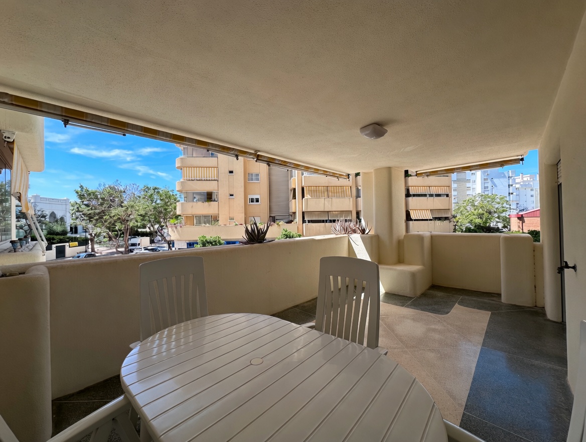 Piso luminoso con terraza, piscina y parking en Zona Sohail - Fuengirola