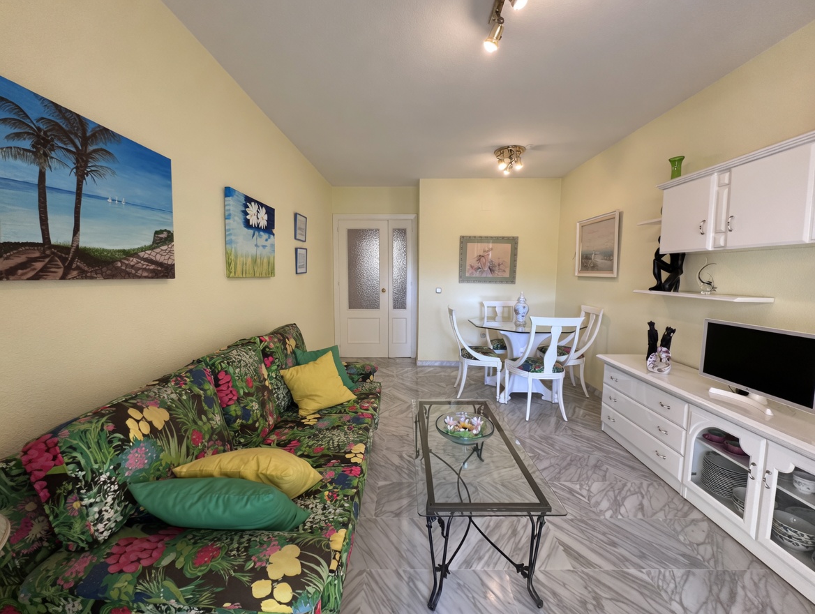 Piso luminoso con terraza, piscina y parking en Zona Sohail - Fuengirola