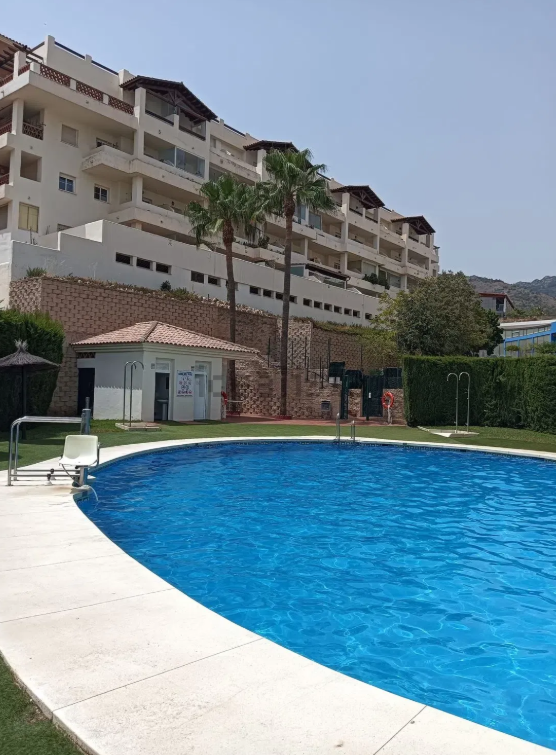 Exclusiva vivienda con terraza en urbanización privada