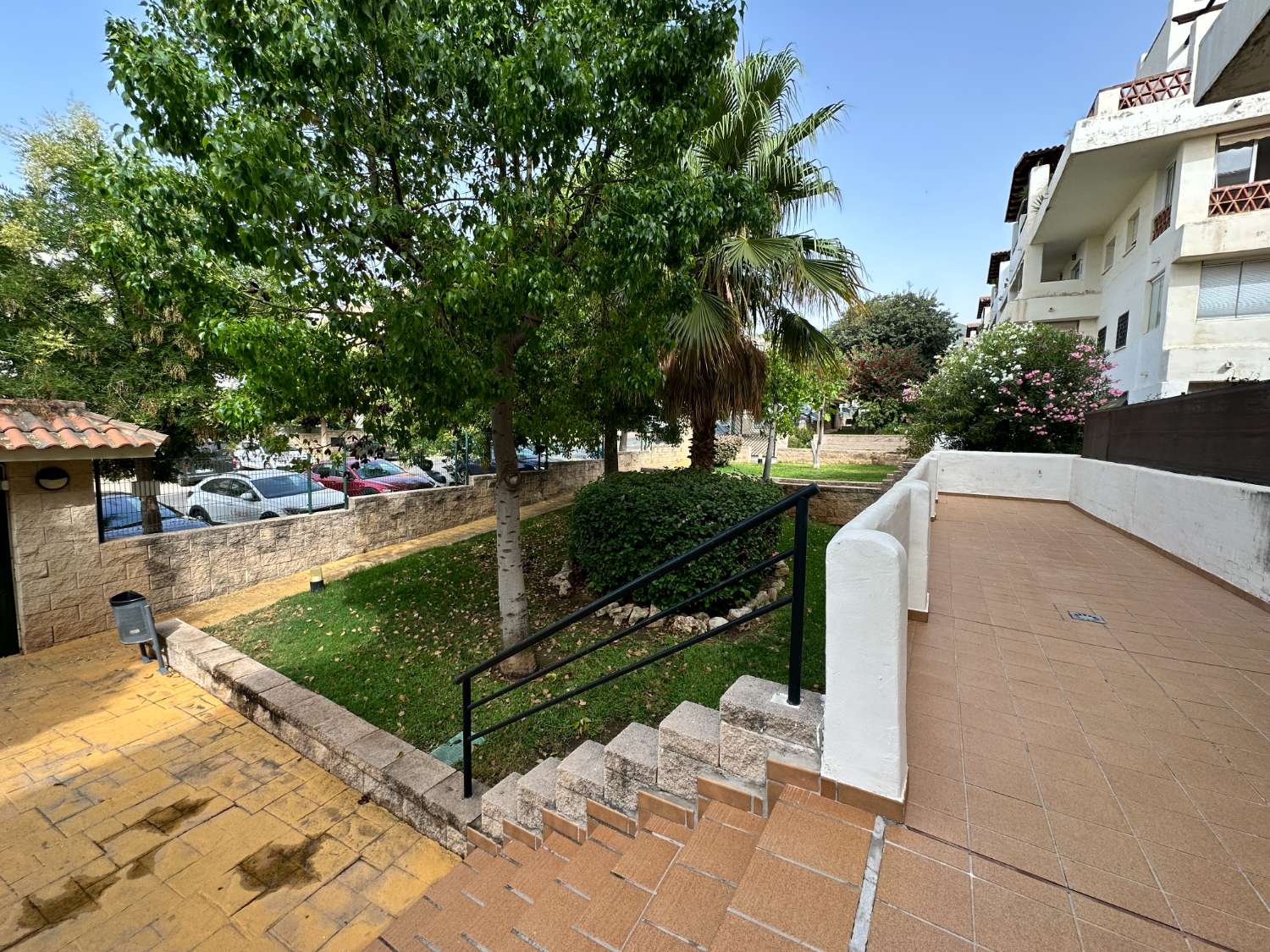 Exclusiva vivienda con terraza en urbanización privada