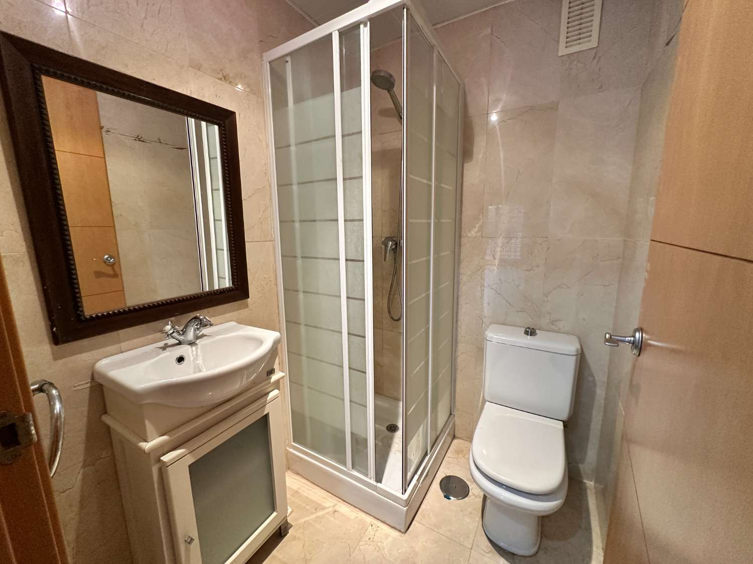 Exclusiva vivienda con terraza en urbanización privada