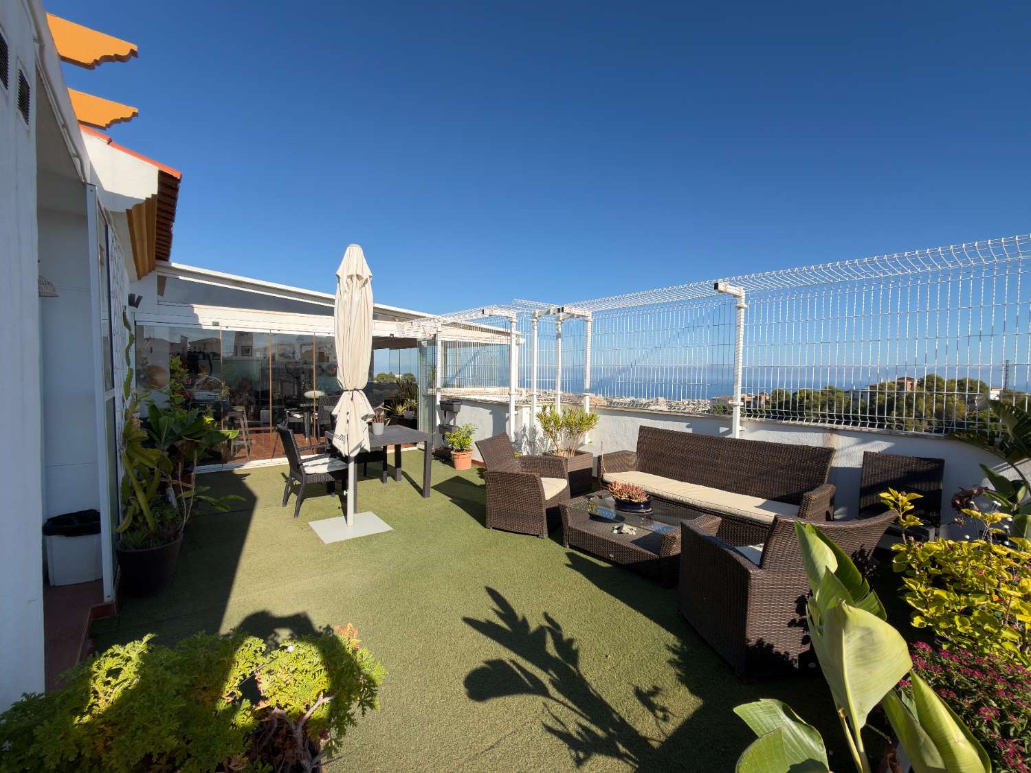 Ático con vistas al mar y a la montaña, y una terraza de más de 200 m² en Benalmádena