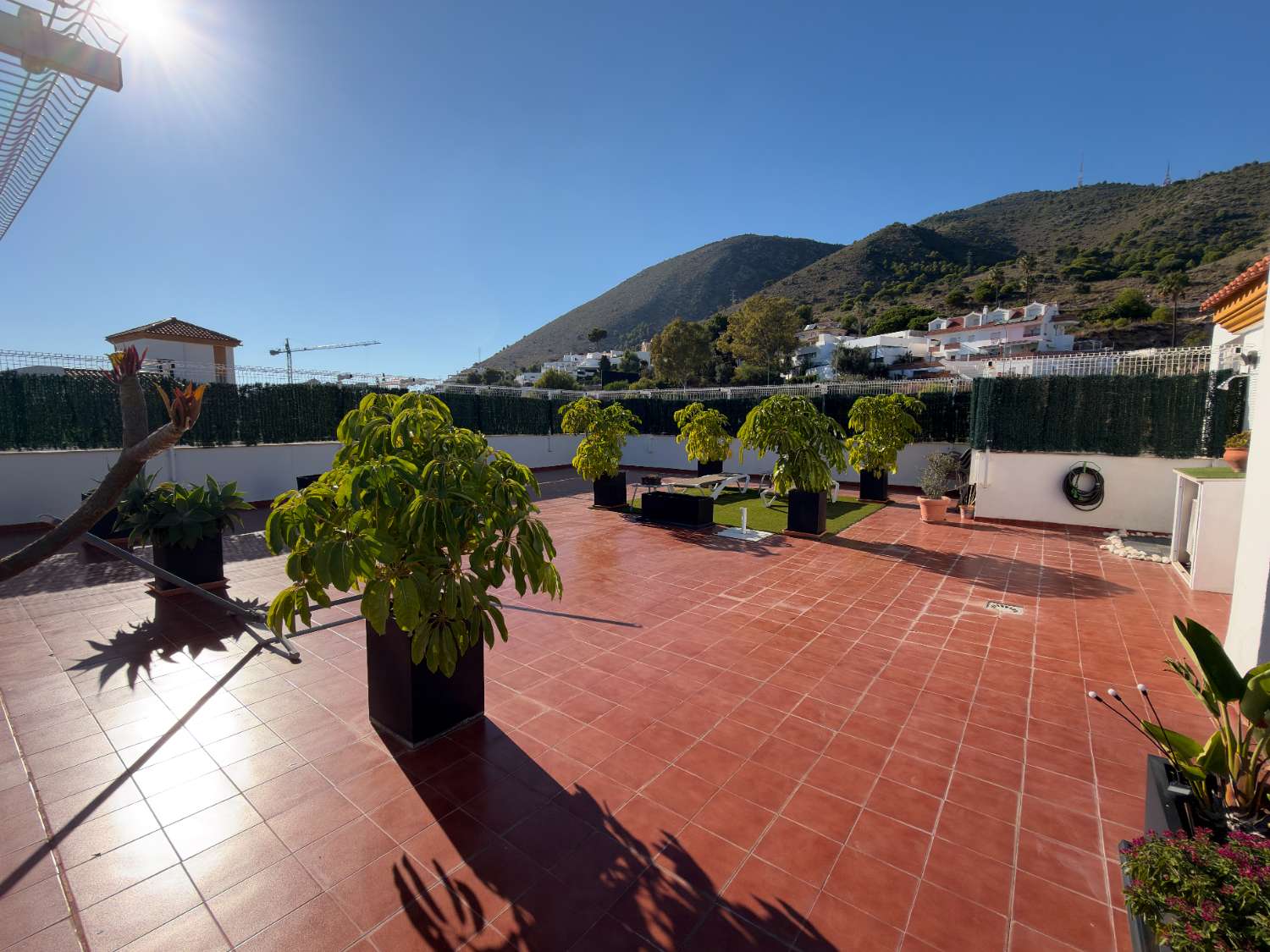 Ático con vistas al mar y a la montaña, y una terraza de más de 200 m² en Benalmádena