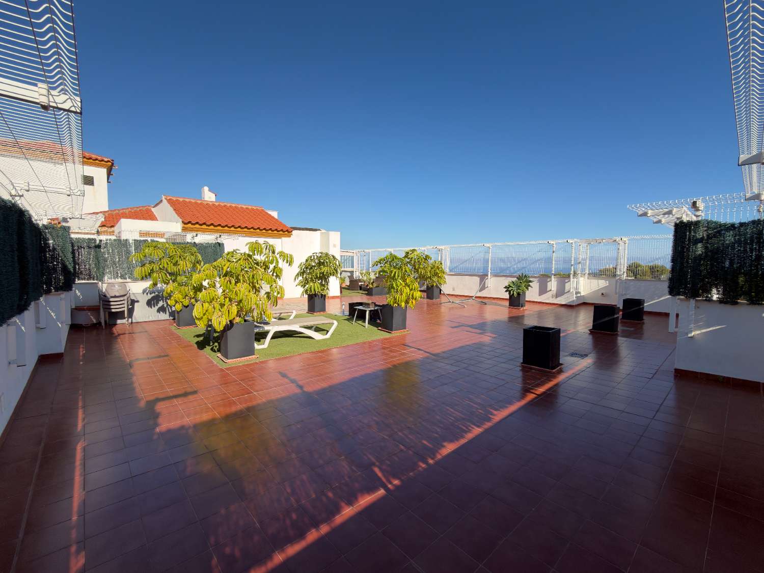 Ático con vistas al mar y a la montaña, y una terraza de más de 200 m² en Benalmádena