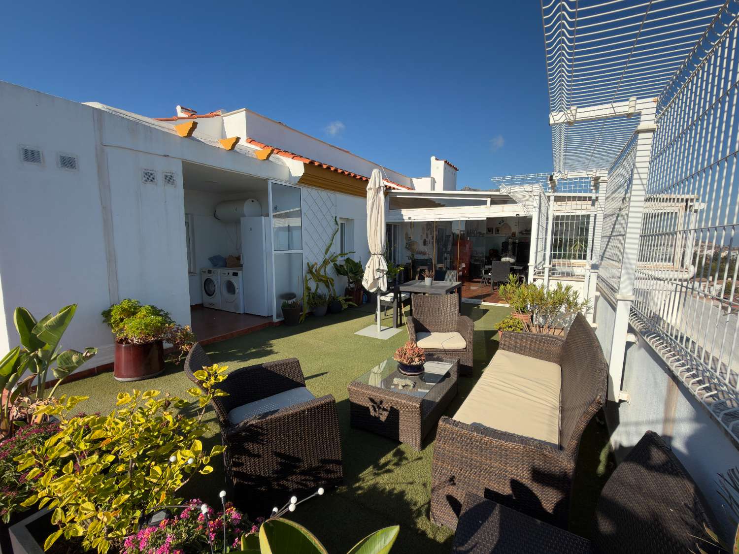 Ático con vistas al mar y a la montaña, y una terraza de más de 200 m² en Benalmádena