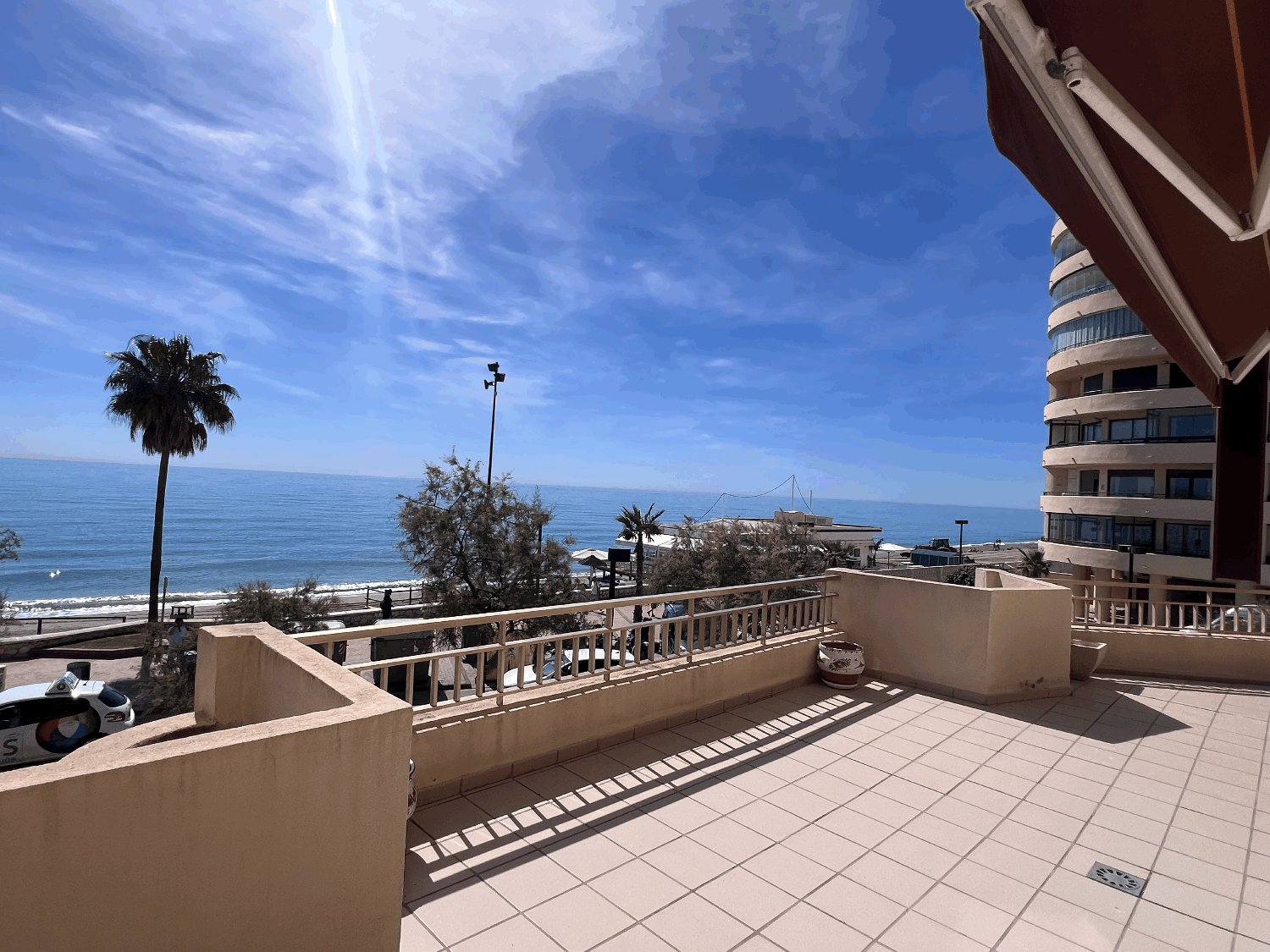Has it all! Front to the sea, terrace with panoramic views, 2 bedrooms, Fuengirola