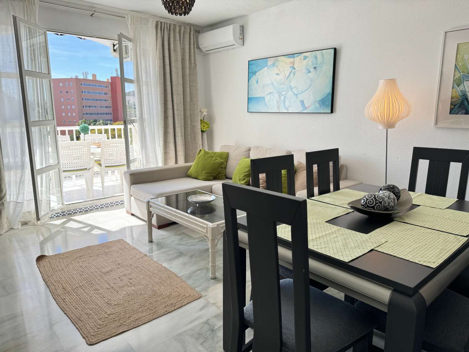 The climate, the sea and the location of this 3-bedroom house is ideal on Fuengirola Beach