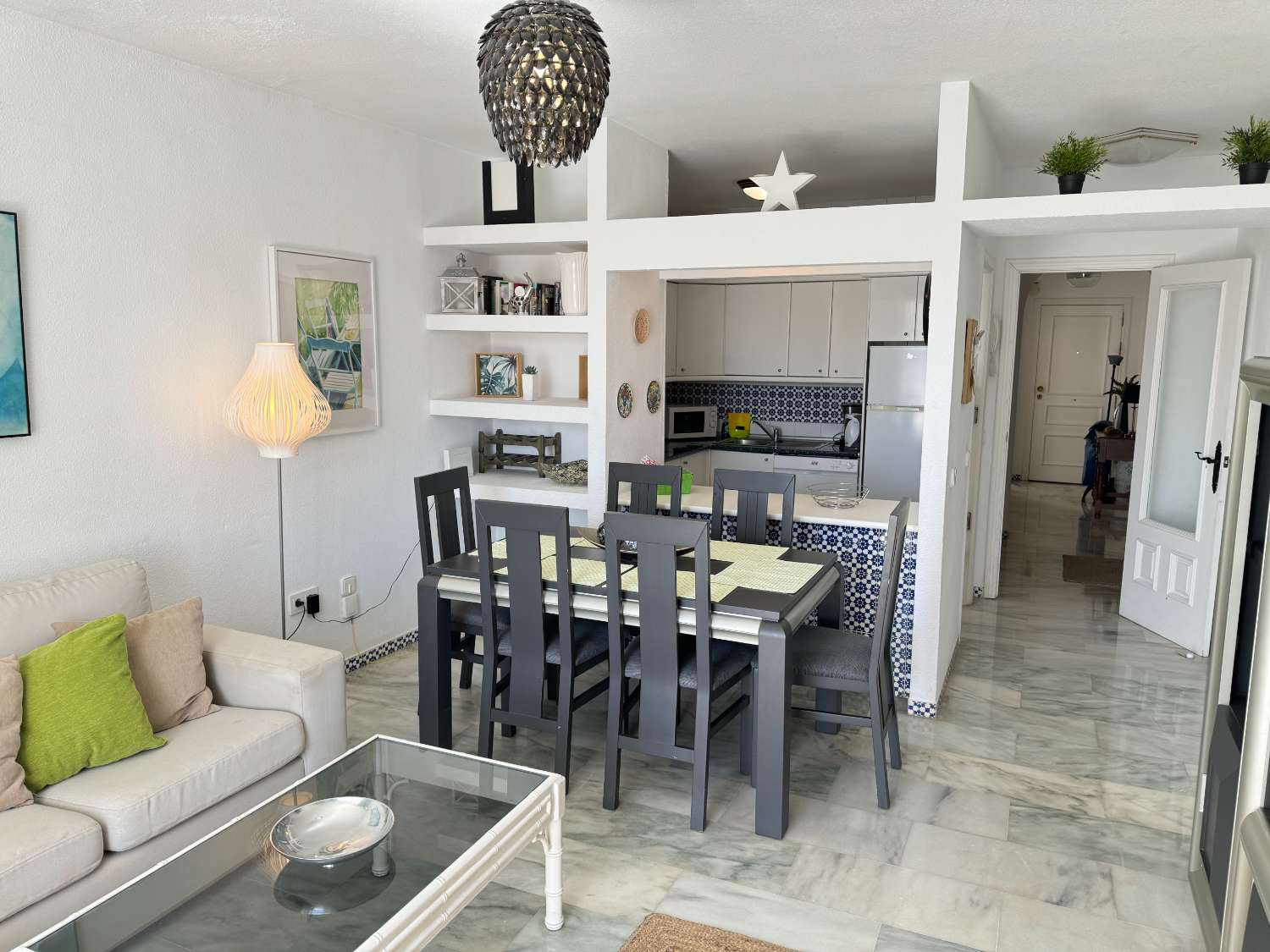 这座 3 居室房屋的气候、大海和位置非常理想，位于 Fuengirola 海滩
