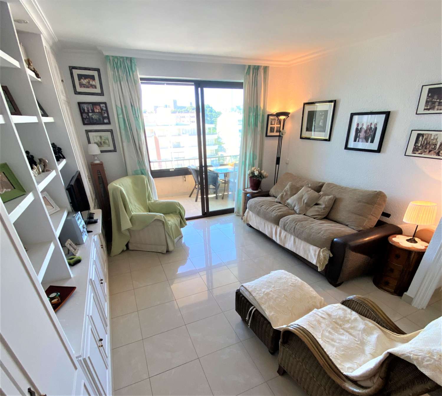 Fuengirola, 1 soveværelse, panoramaudsigt, Gratis Wi-Fi, swimmingpool, førstelinje strand.
