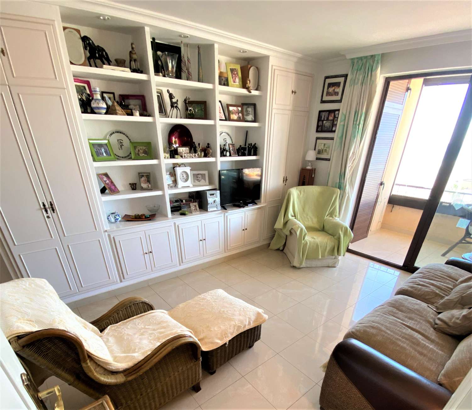 Fuengirola, 1 Schlafzimmer, Panoramablick, kostenloses WLAN, Swimmingpool, direkt am Strand.