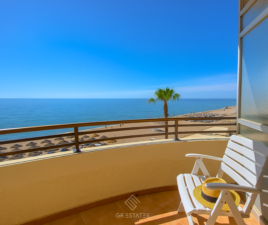 Lägenhet vid havet med panoramautsikt och lyxrenovering i Fuengirola