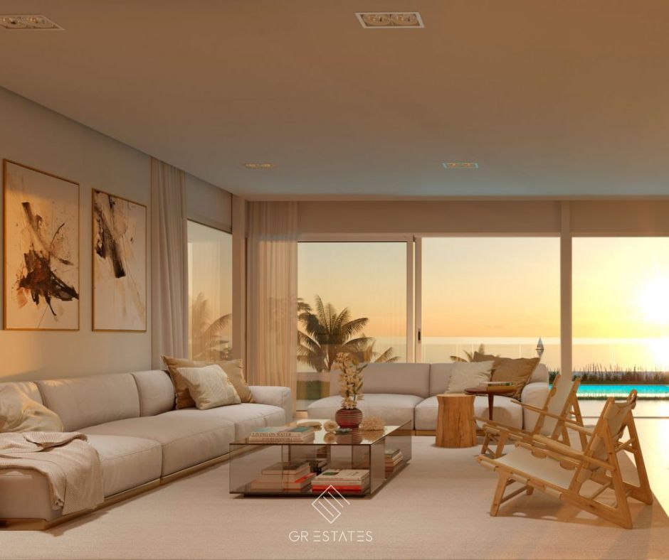 Ylellisiä rivitaloja panoraamanäkymillä merelle Chaparralin luonnonpuistossa, Mijas Costa