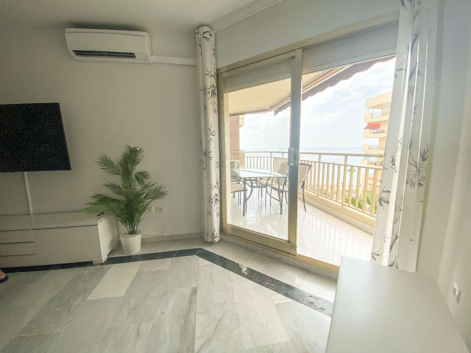 Espléndido apartamento en primera línea de playa con vistas al mar y terraza privada