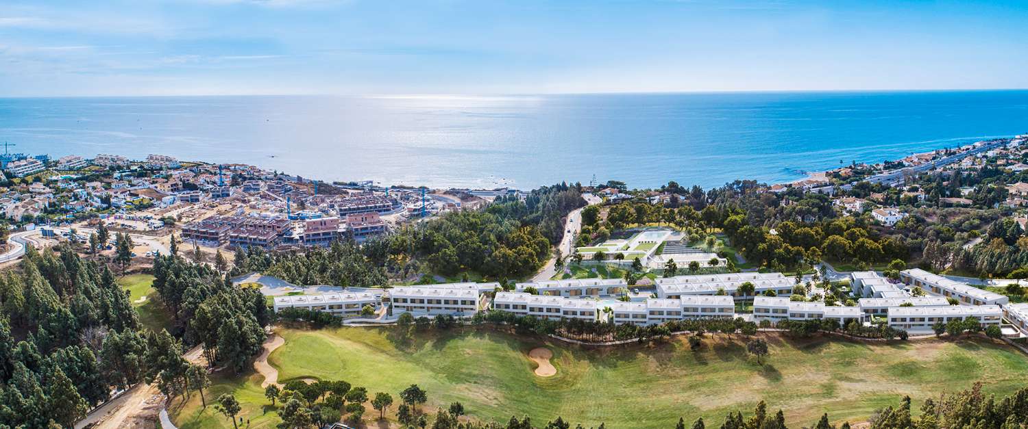 Maisons de ville de luxe à côté du parcours de golf de Chaparral avec vue sur la mer à Mijas Costa