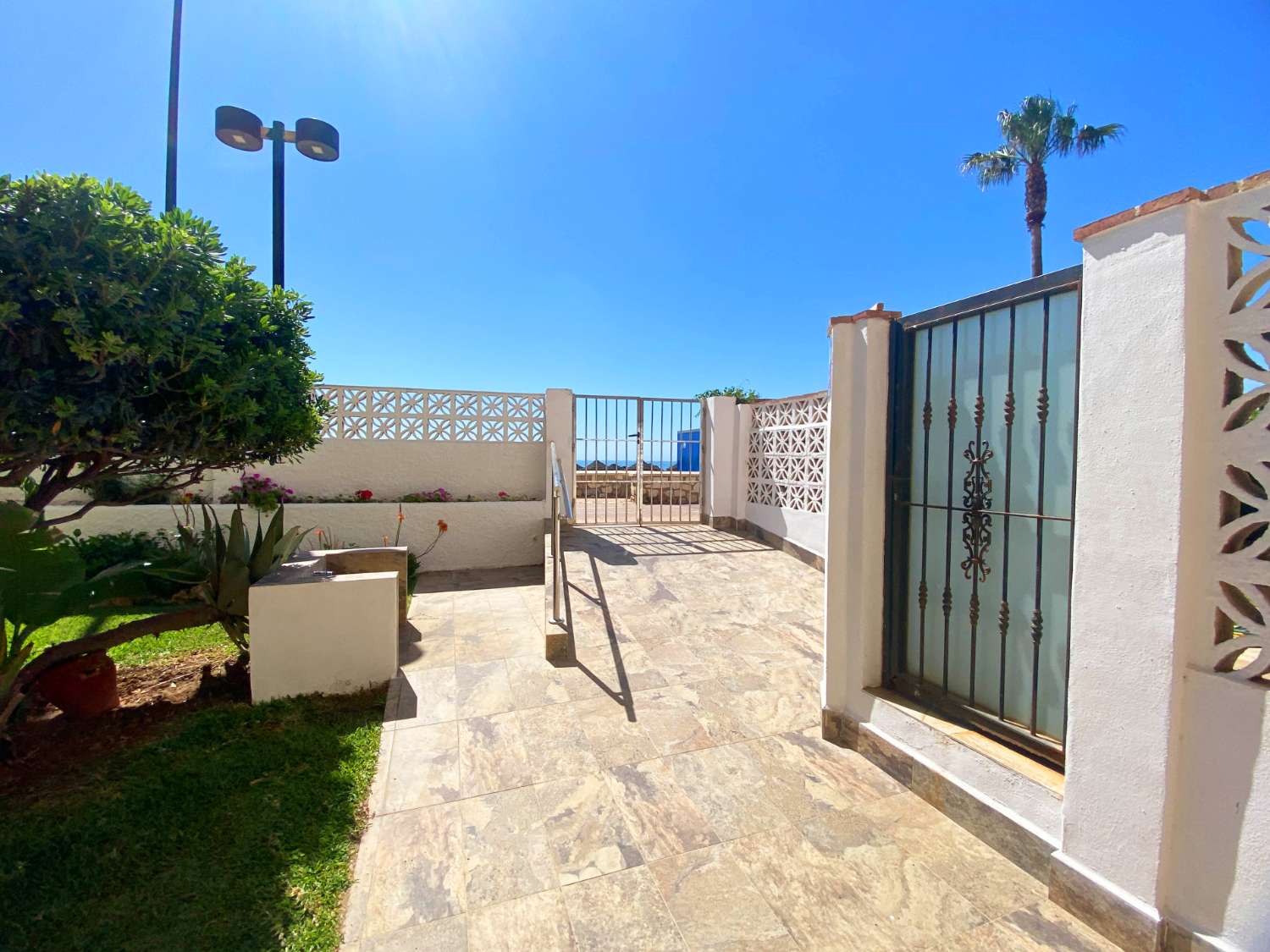Apartamento Frontal al Mar con Vistas Panorámicas y Remodelación de Lujo en Fuengirola