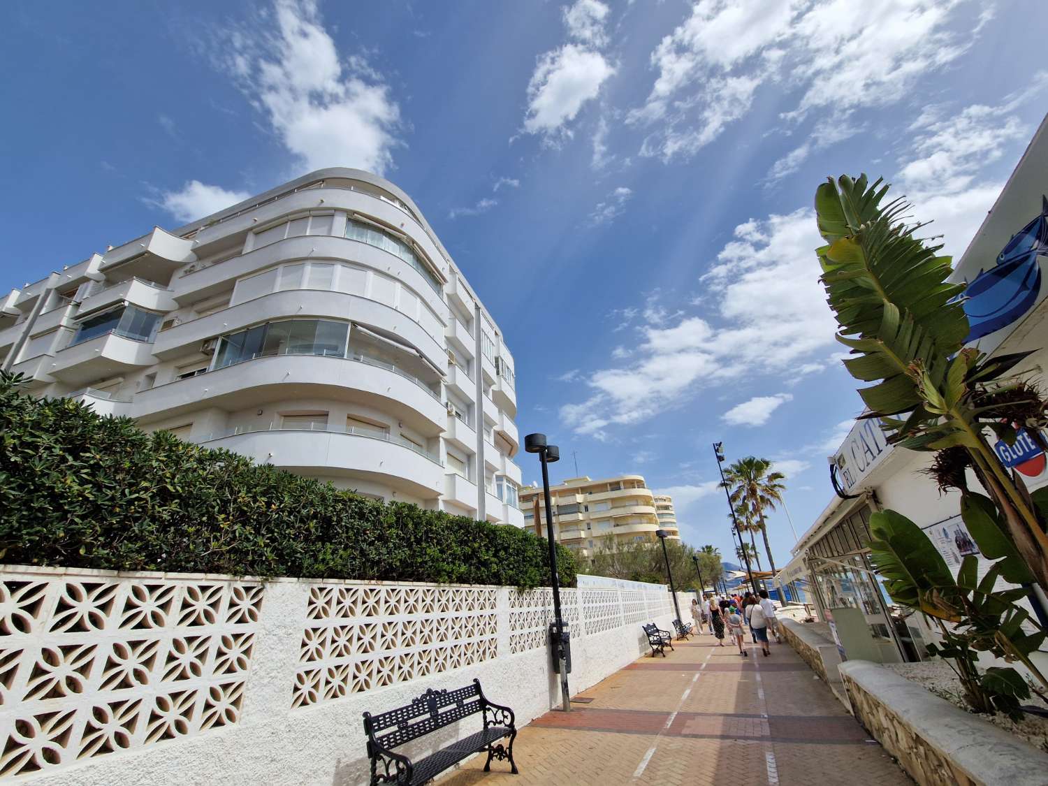 Apartamento Frontal al Mar con Vistas Panorámicas y Remodelación de Lujo en Fuengirola
