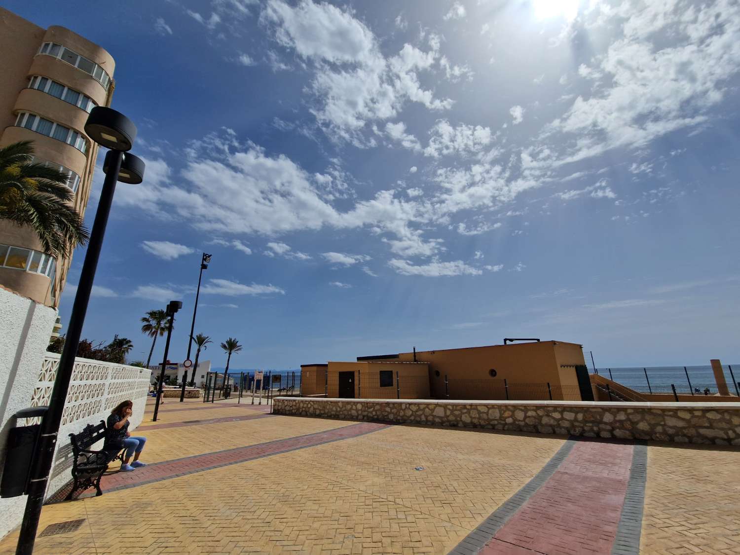 Apartamento Frontal al Mar con Vistas Panorámicas y Remodelación de Lujo en Fuengirola