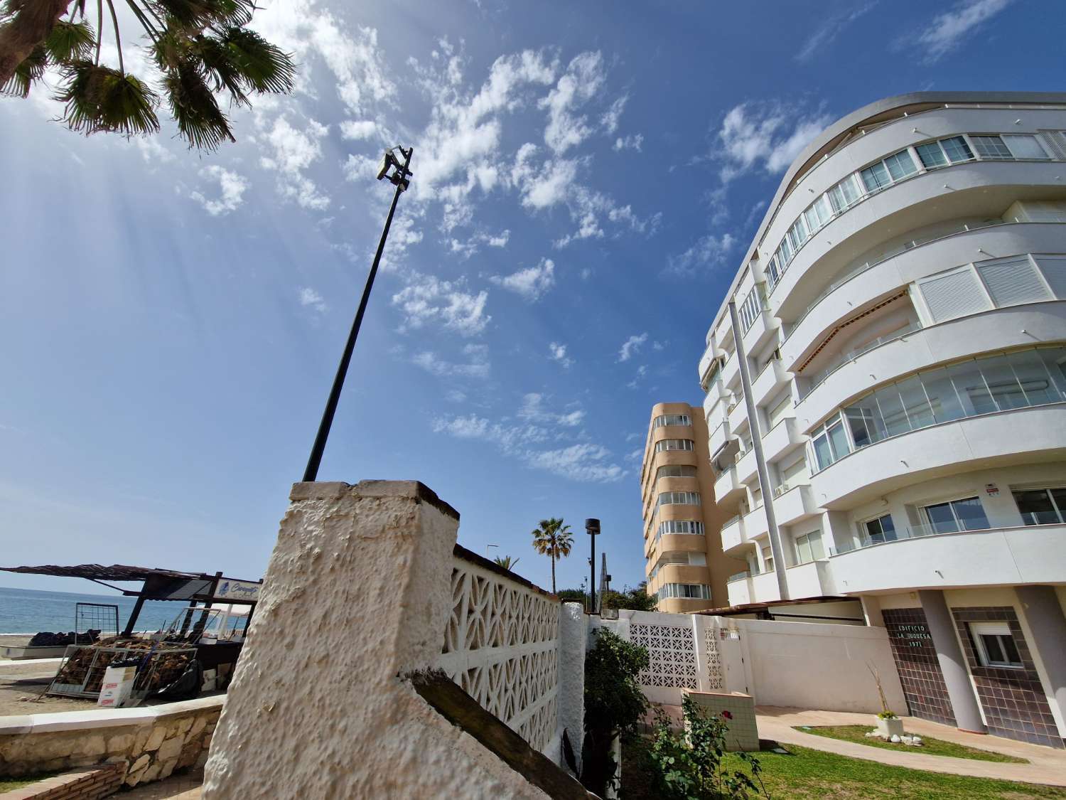 Apartamento Frontal al Mar con Vistas Panorámicas y Remodelación de Lujo en Fuengirola