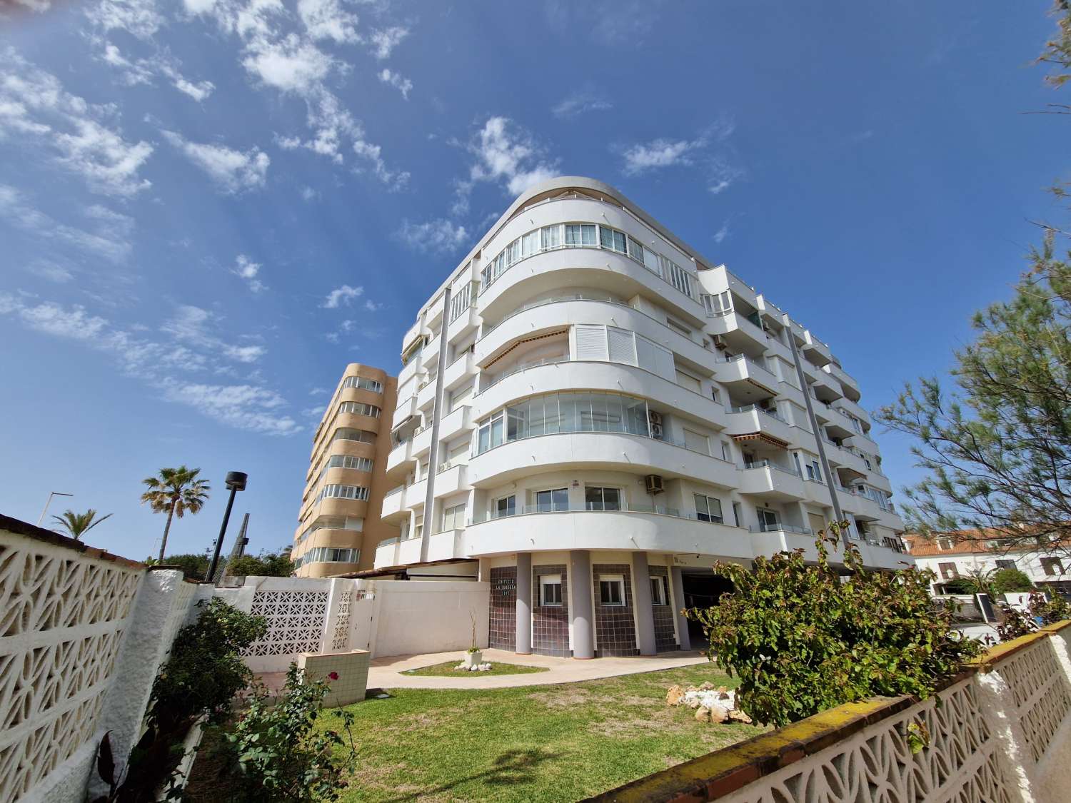 Apartamento Frontal al Mar con Vistas Panorámicas y Remodelación de Lujo en Fuengirola