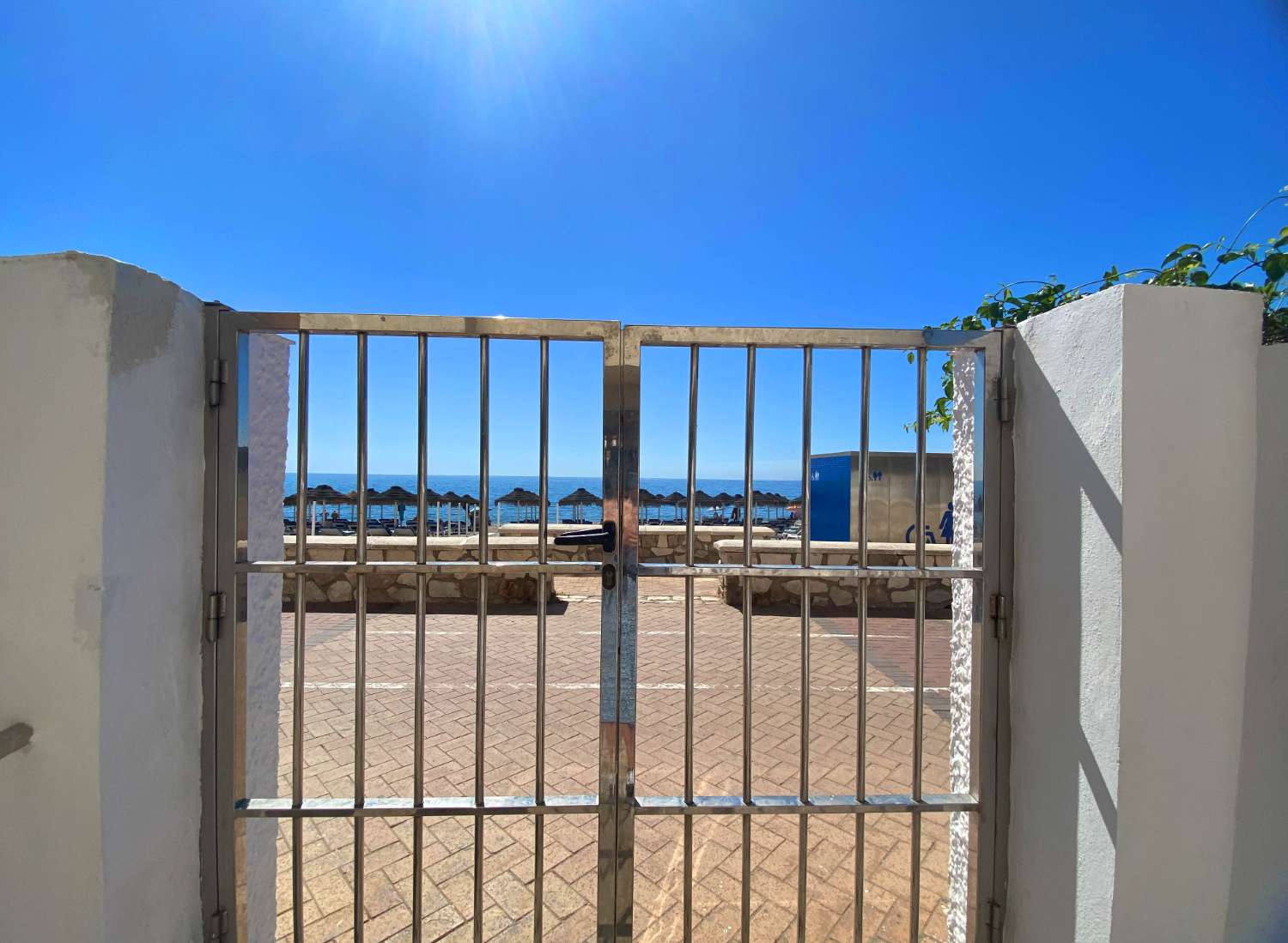 Apartamento Frontal al Mar con Vistas Panorámicas y Remodelación de Lujo en Fuengirola