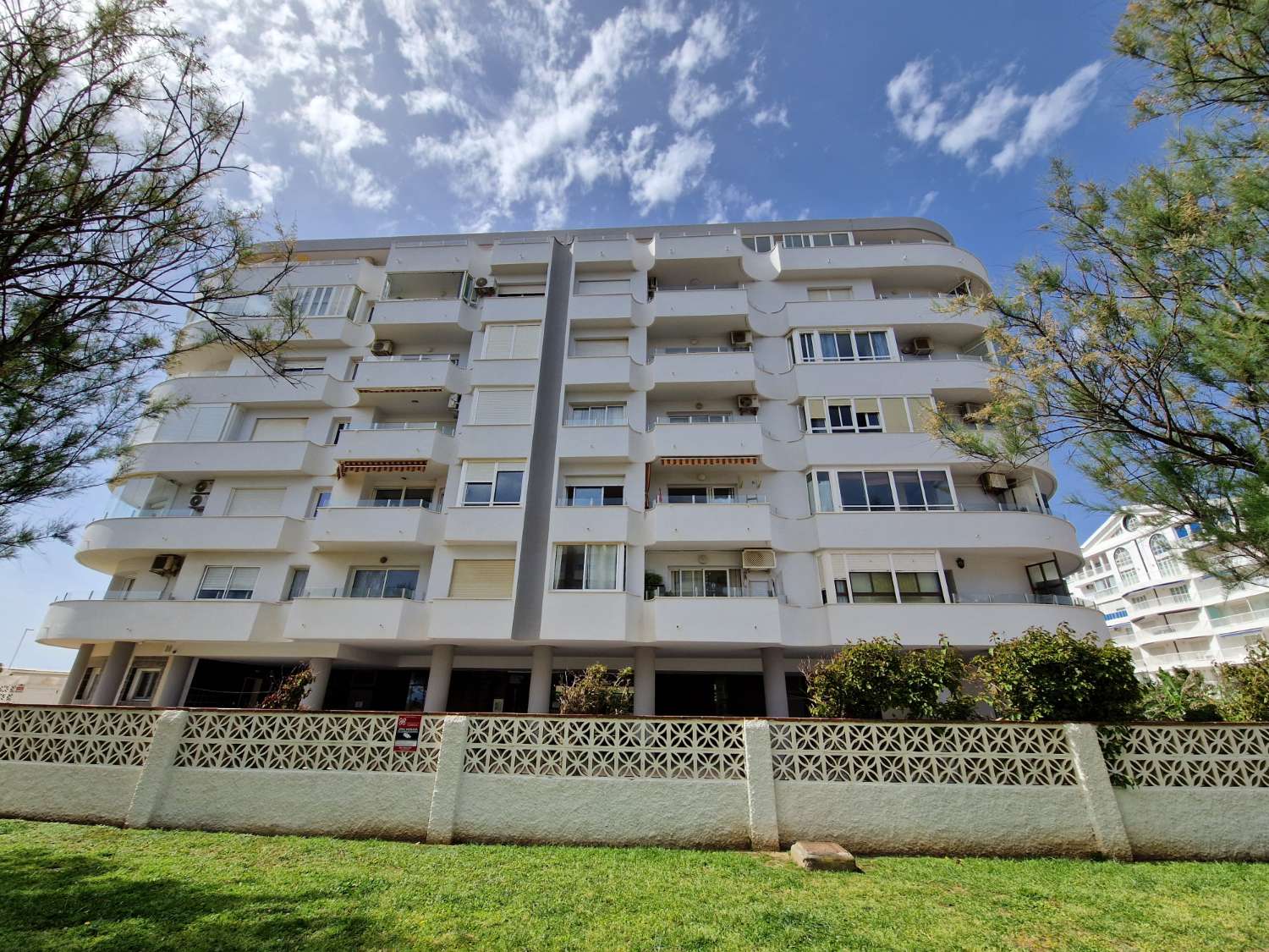Apartamento Frontal al Mar con Vistas Panorámicas y Remodelación de Lujo en Fuengirola