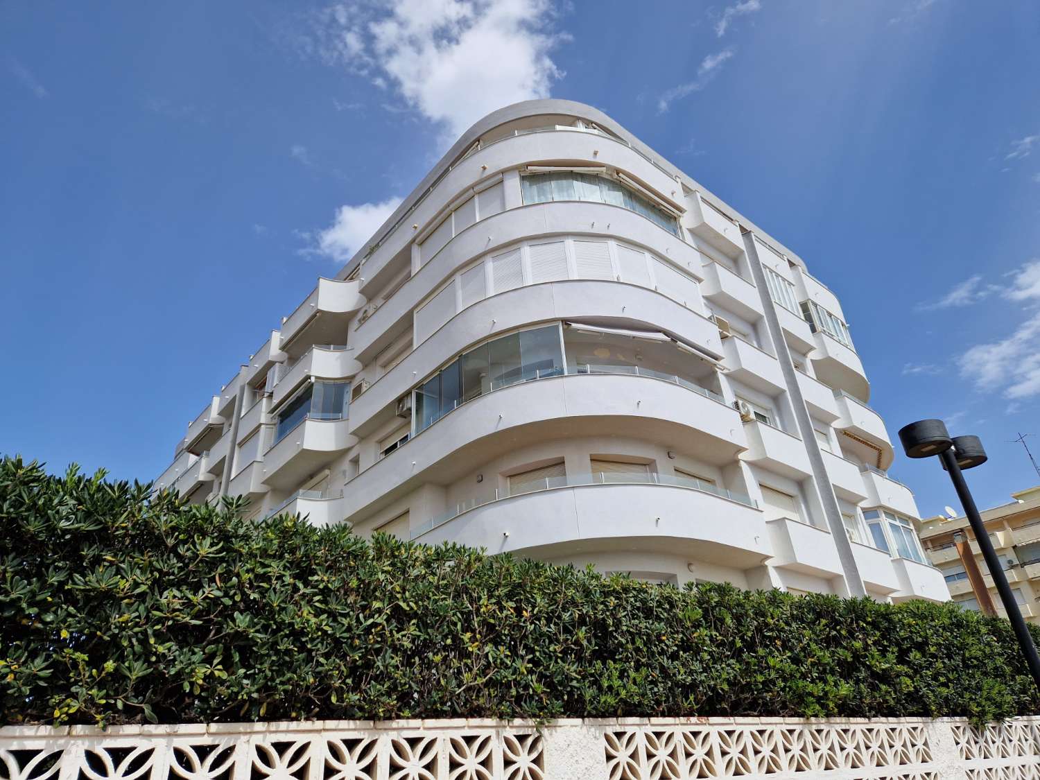 Apartamento Frontal al Mar con Vistas Panorámicas y Remodelación de Lujo en Fuengirola