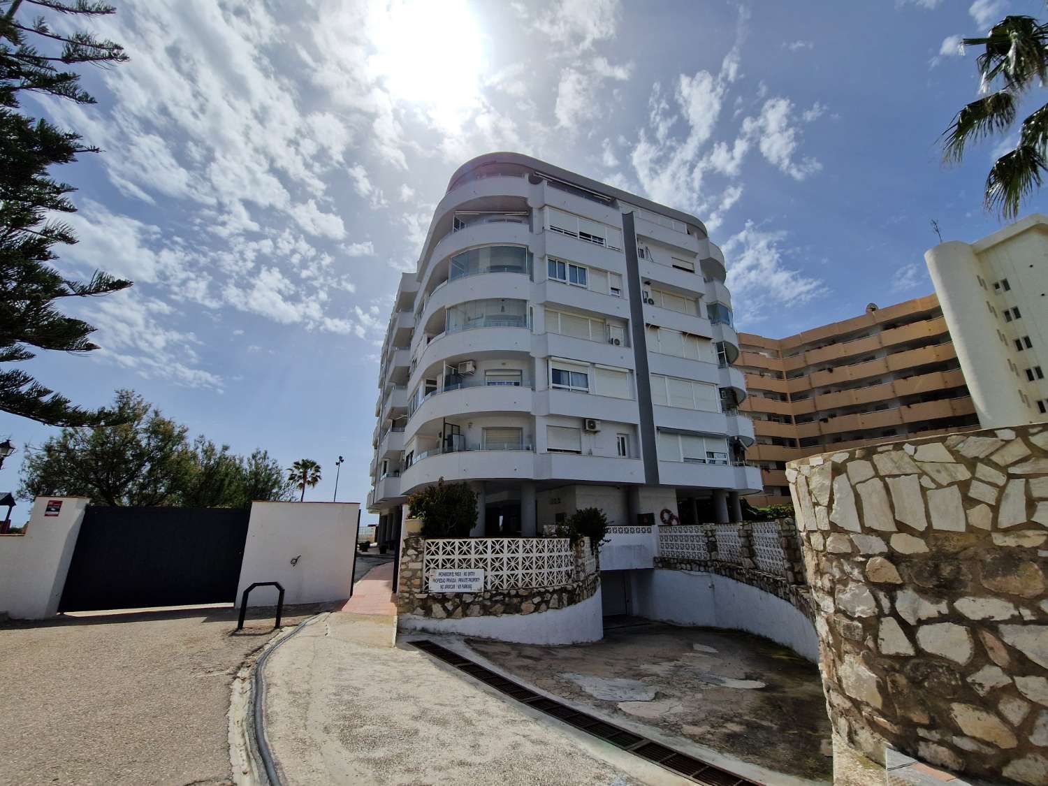 Apartamento Frontal al Mar con Vistas Panorámicas y Remodelación de Lujo en Fuengirola