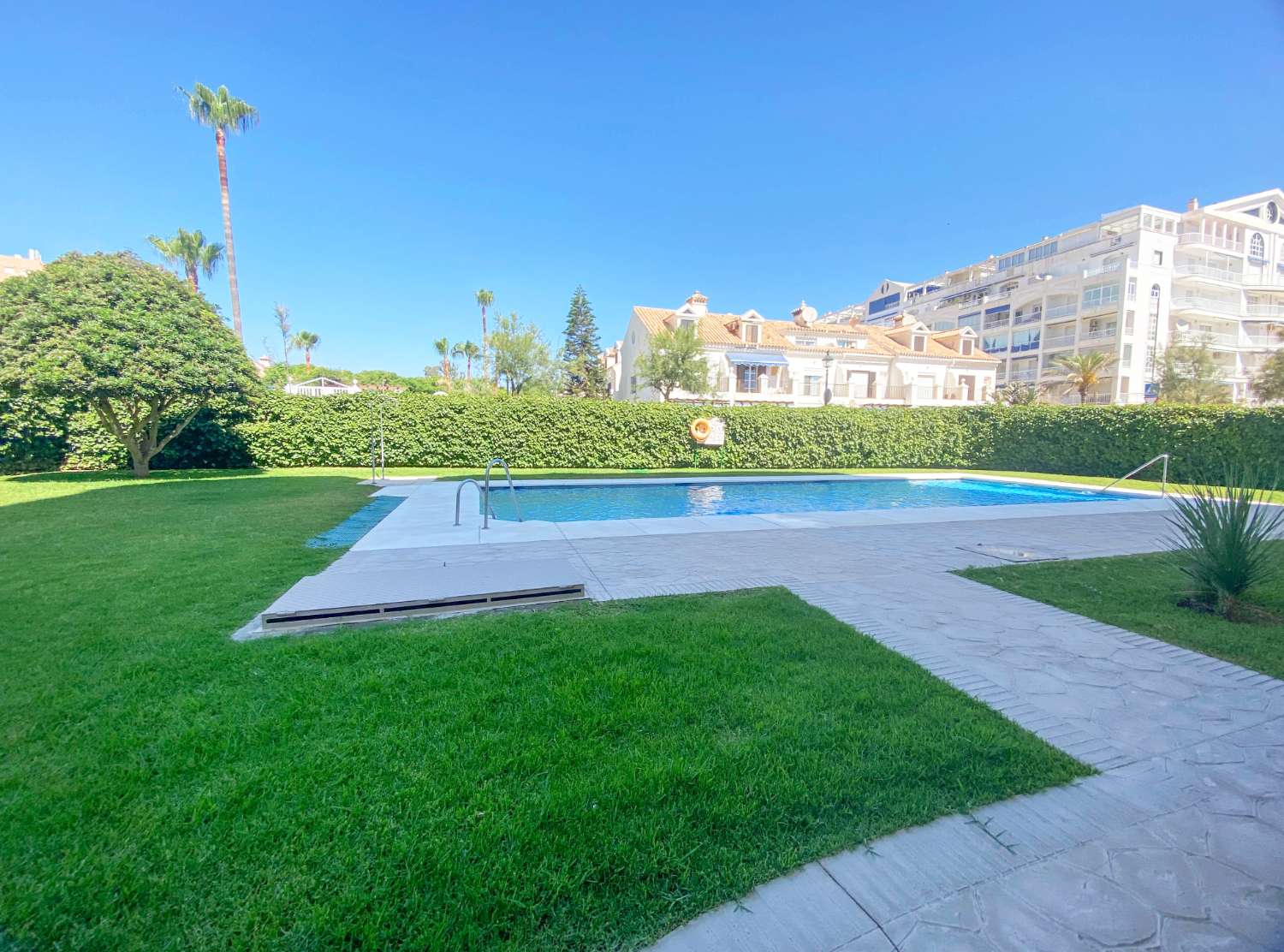 Apartamento Frontal al Mar con Vistas Panorámicas y Remodelación de Lujo en Fuengirola
