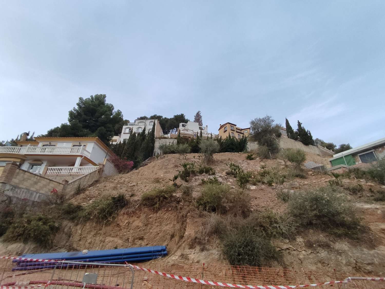 Exclusief stedelijk perceel met uitzicht op de zee en Fuengirola in Mijas Costa: Creëer uw eigen huis!