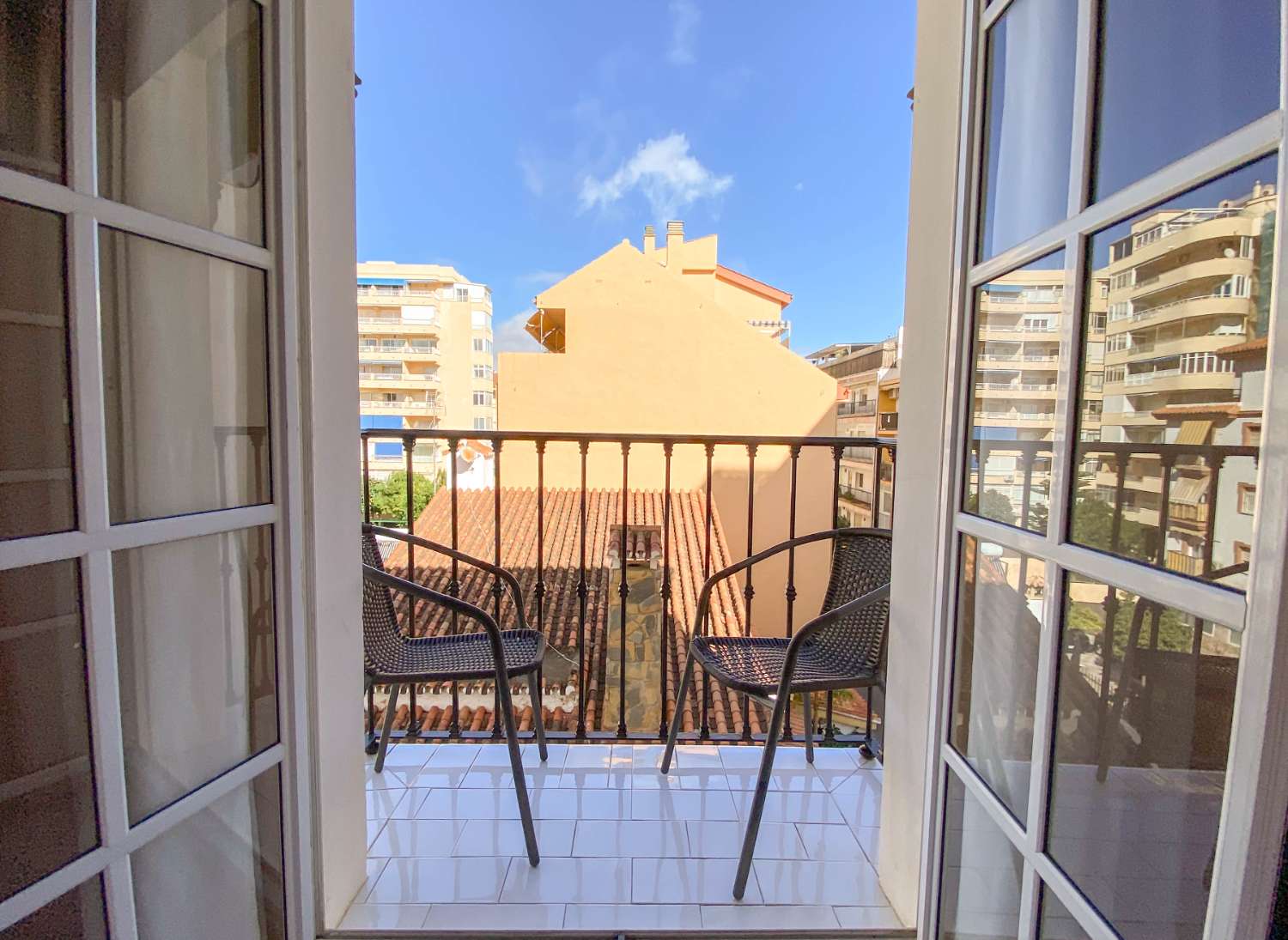 Ruim appartement in het centrum van Fuengirola met parkeergelegenheid en 3 slaapkamers