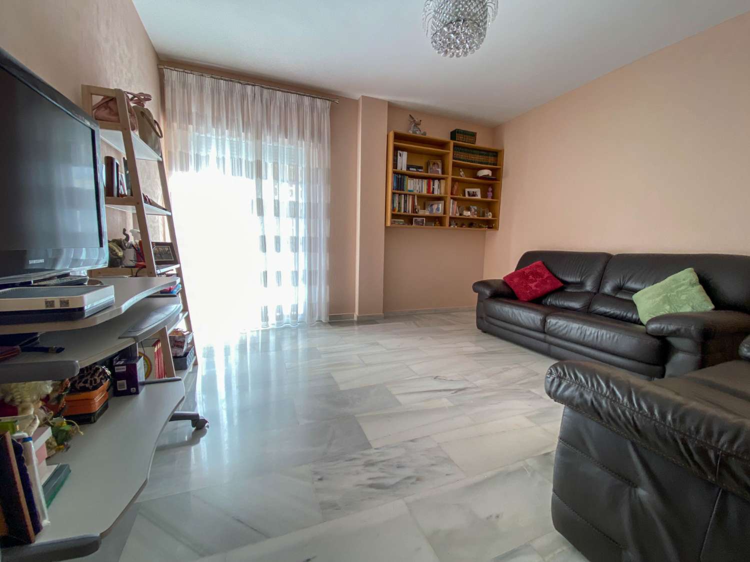 Ruim appartement in het centrum van Fuengirola met parkeergelegenheid en 3 slaapkamers