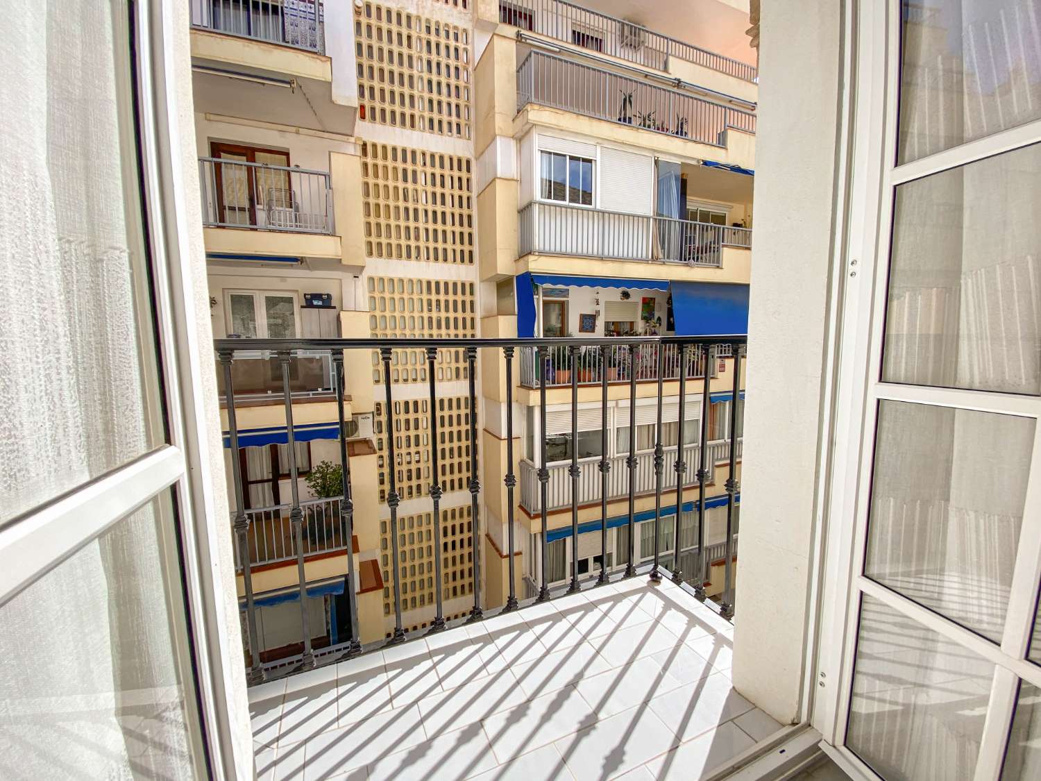 Ruim appartement in het centrum van Fuengirola met parkeergelegenheid en 3 slaapkamers