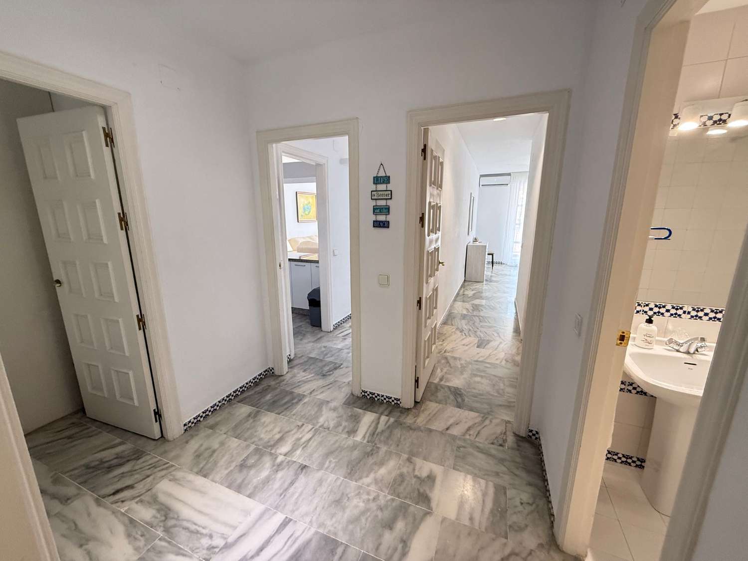 Great 3 bedroom apartment on the beach of Fuengirola, pool, air conditioning, wi-fi