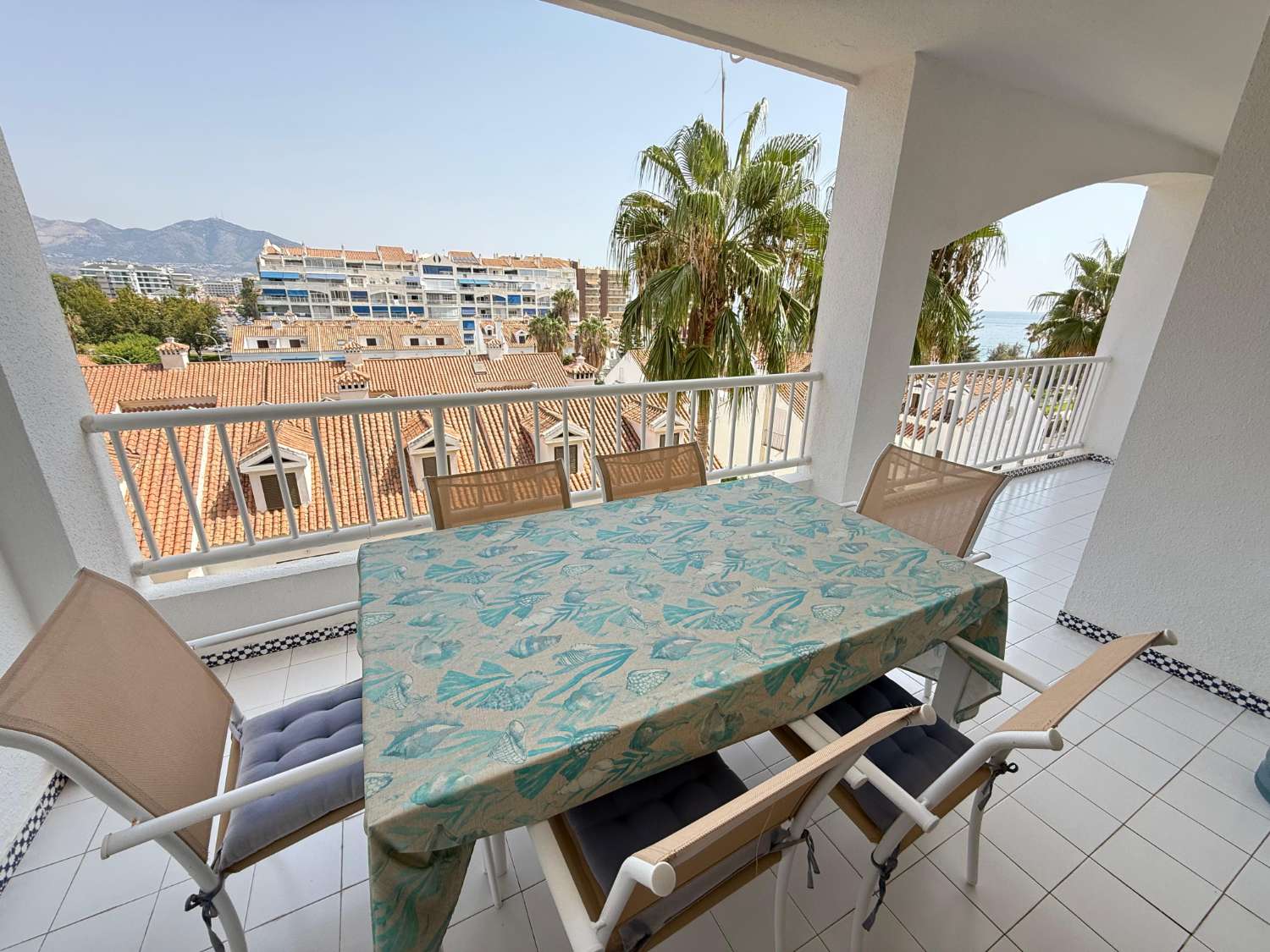 Great 3 bedroom apartment on the beach of Fuengirola, pool, air conditioning, wi-fi