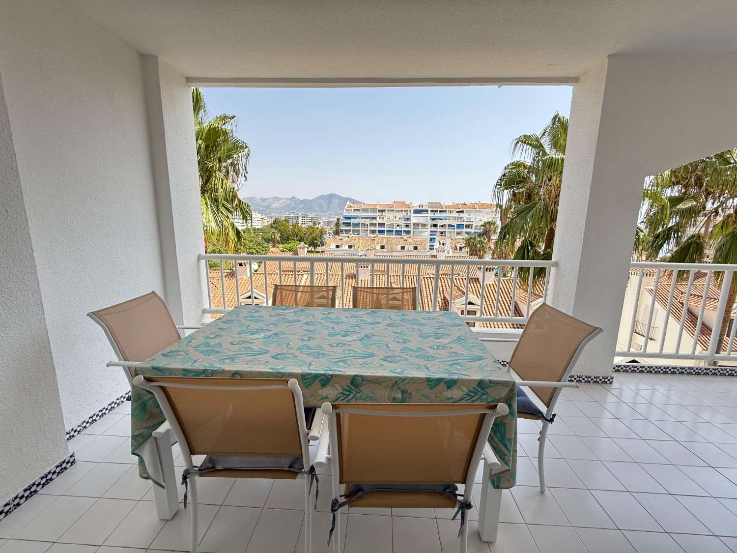 Great 3 bedroom apartment on the beach of Fuengirola, pool, air conditioning, wi-fi