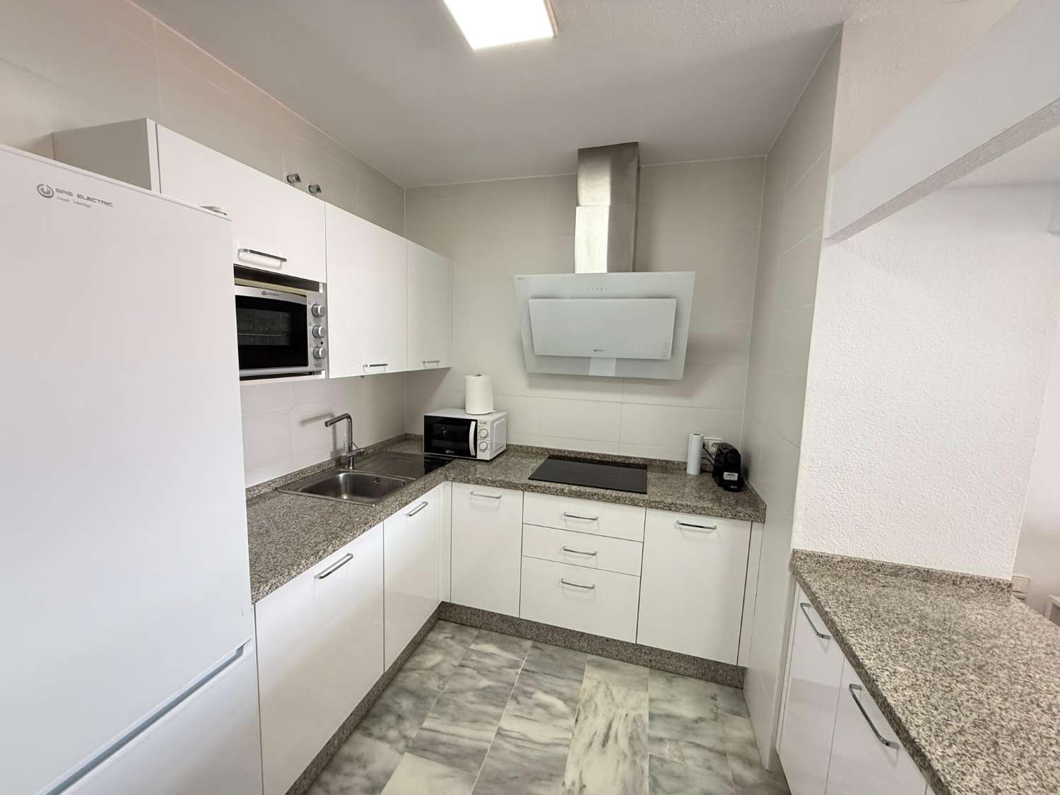 Great 3 bedroom apartment on the beach of Fuengirola, pool, air conditioning, wi-fi