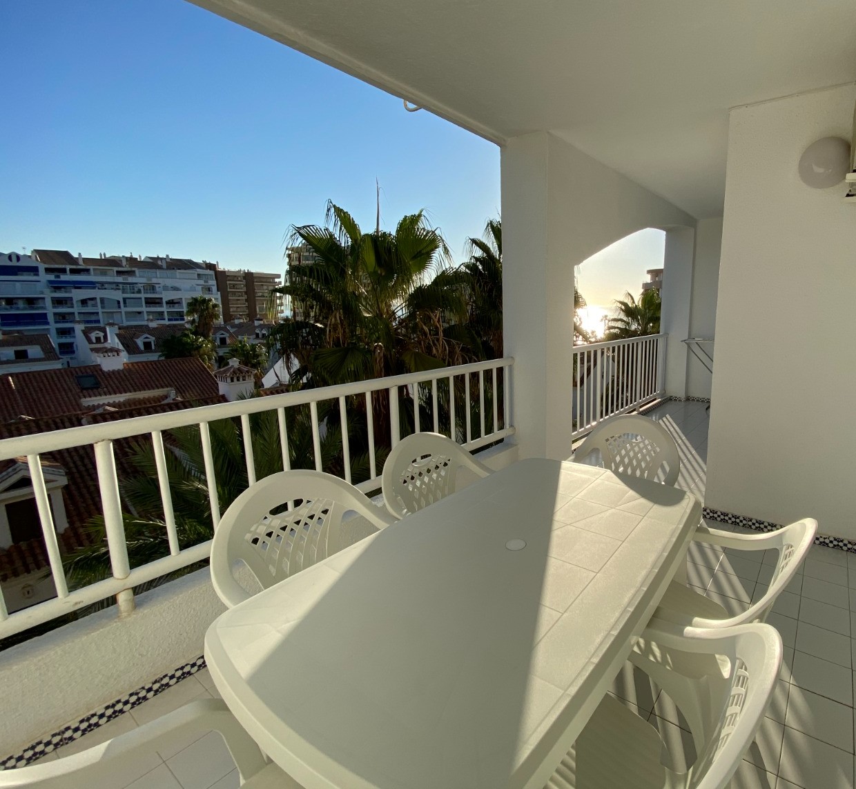 Grand appartement de 3 chambres sur la plage de Fuengirola, piscine, climatisation, wi-fi